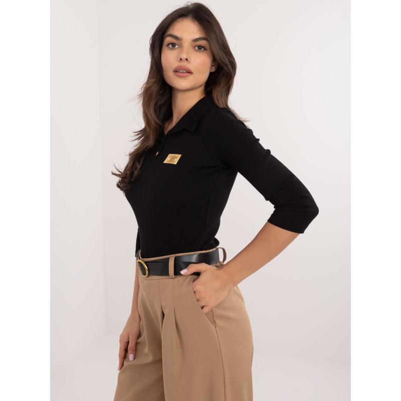 Fekete bordás blúz gallérral