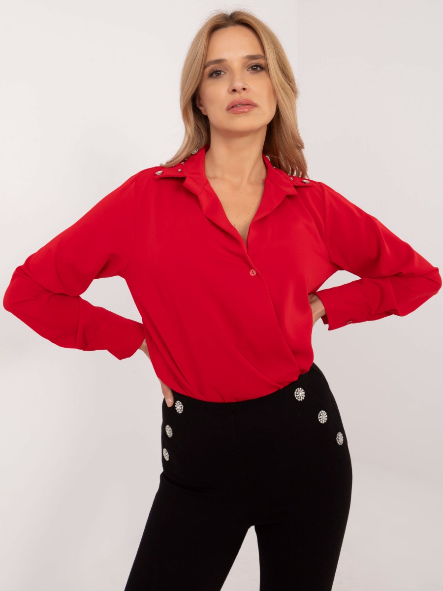 Červená elegantní košile s aplikacemi