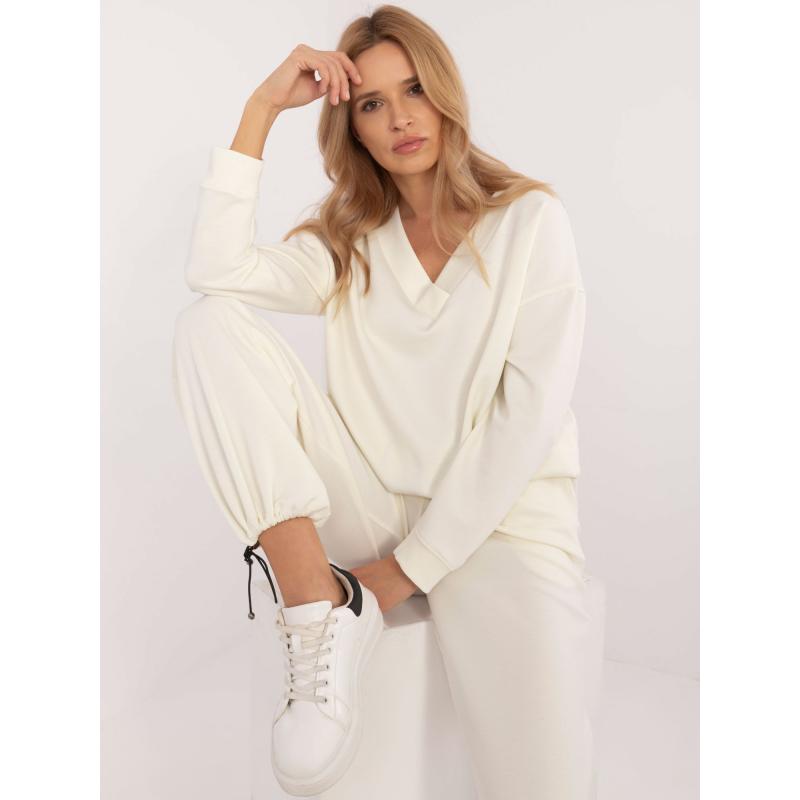 Krémszínű tréningruha bordázott szegélyekkel