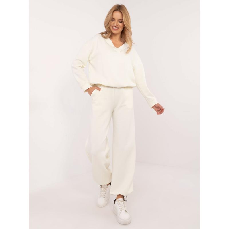 Krémszínű tréningruha bordázott szegélyekkel