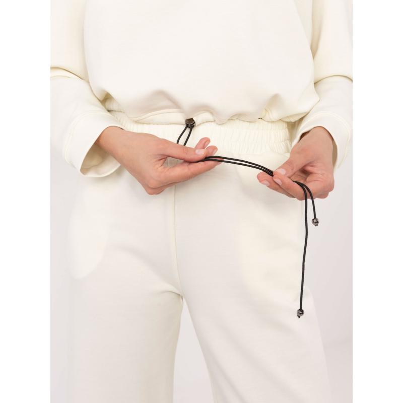 Krémszínű tréningruha bordázott szegélyekkel