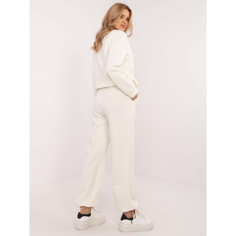 Krémszínű tréningruha bordázott szegélyekkel