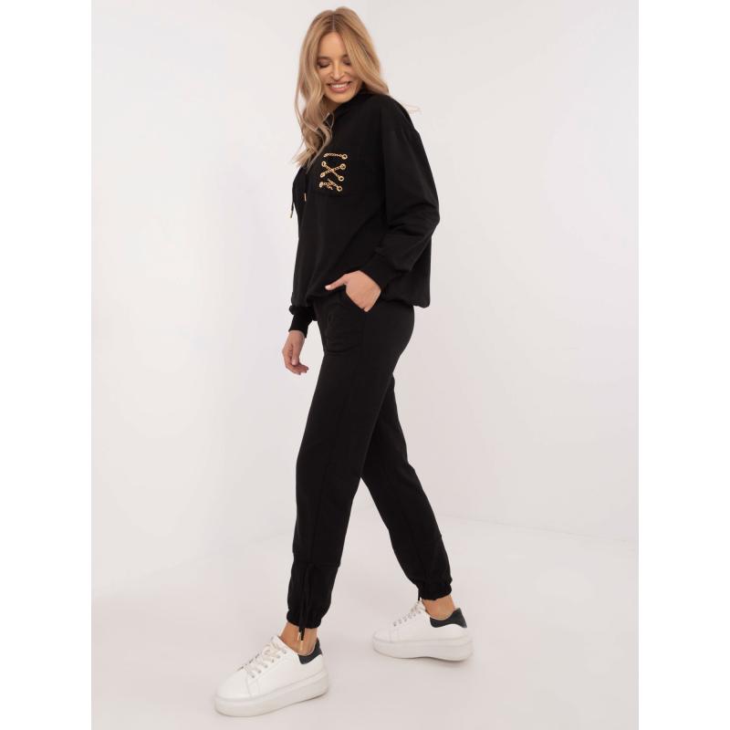 Černá tepláková souprava s ozdobnými řetízky