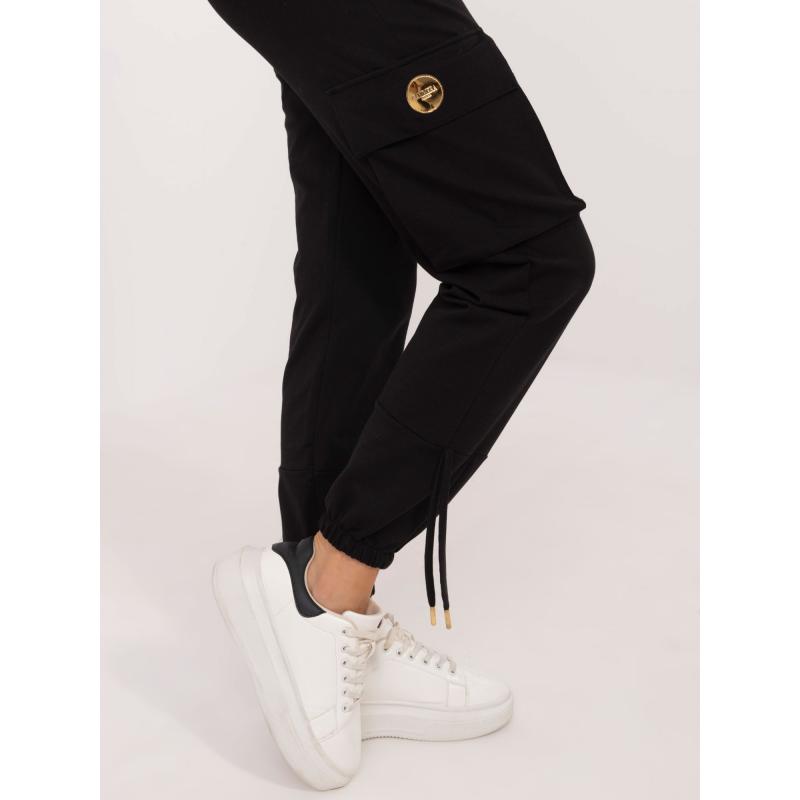 Černá tepláková souprava s ozdobnými řetízky