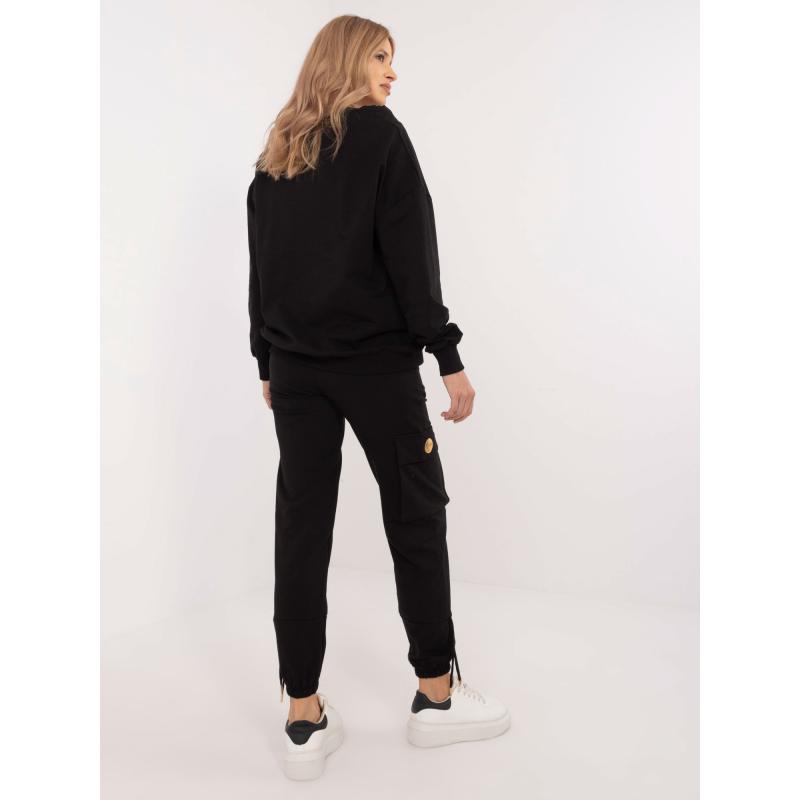 Černá tepláková souprava s ozdobnými řetízky