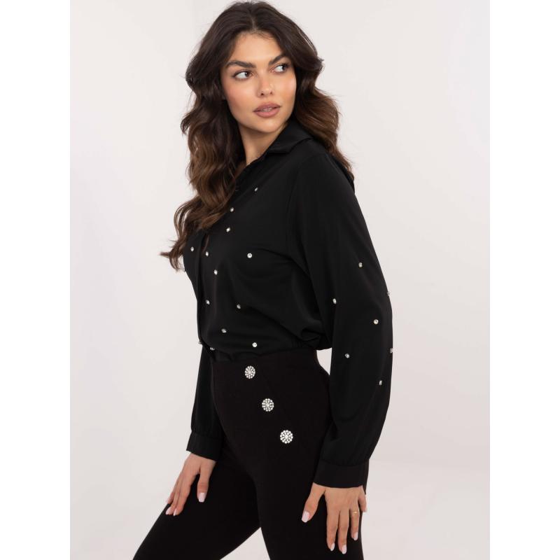Černá společenská košile s otevřeným výstřihem a aplikacemi
