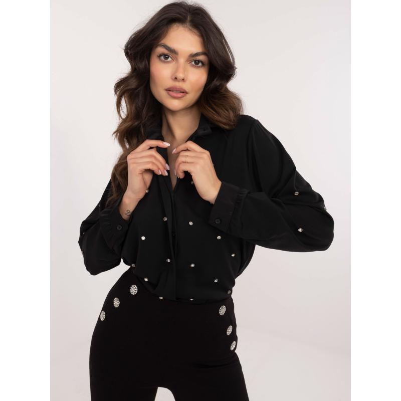 Černá společenská košile s otevřeným výstřihem a aplikacemi