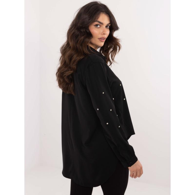 Černá společenská košile s otevřeným výstřihem a aplikacemi