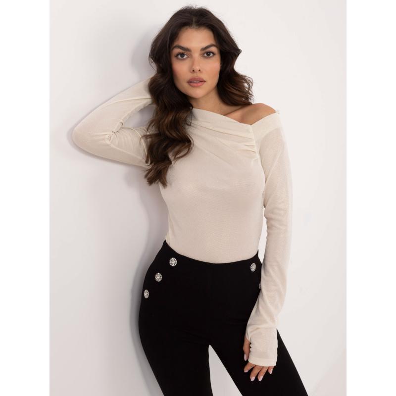 Világosbézs színű, fényes, szabott blúz