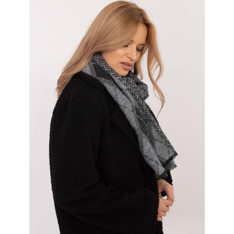 Šedočerná dámská šála s kosočtverci
