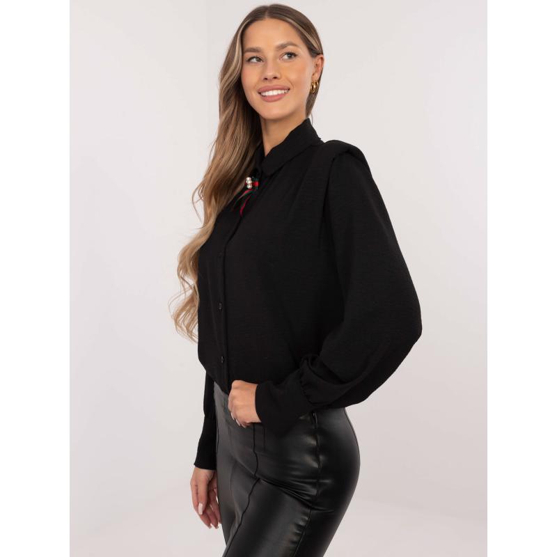 Černá košile s vycpávkami na ramenou