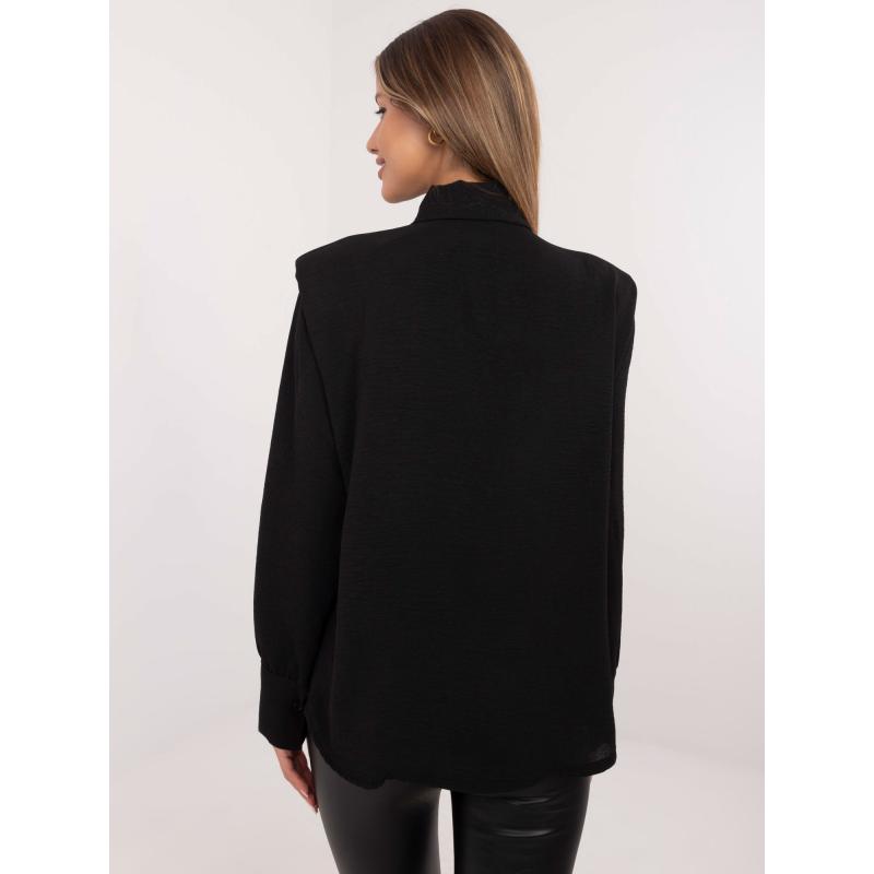 Černá košile s vycpávkami na ramenou