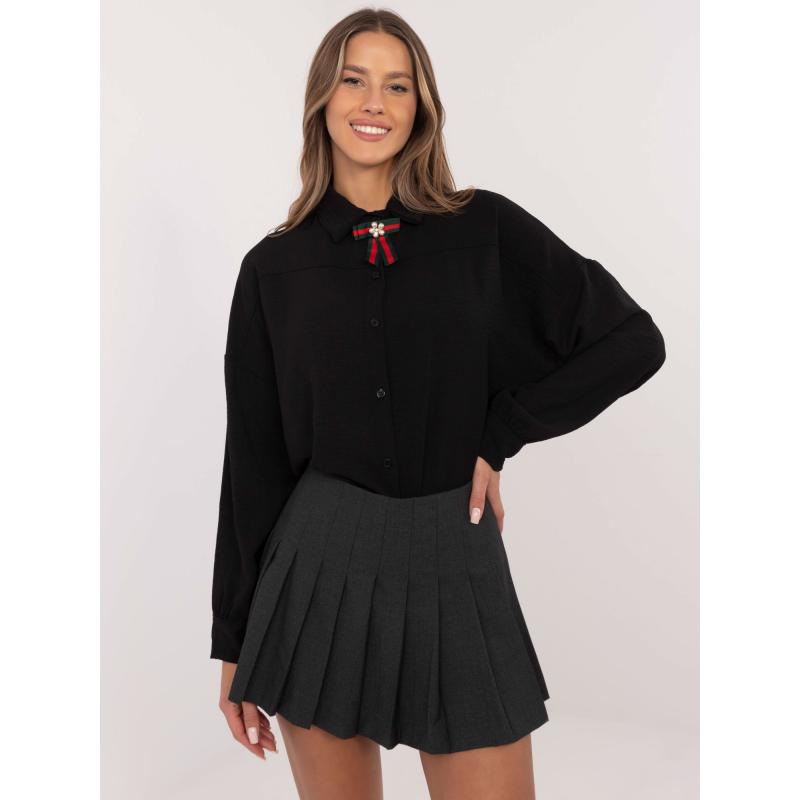 Čierna dámska oversize košeľa s brošňou