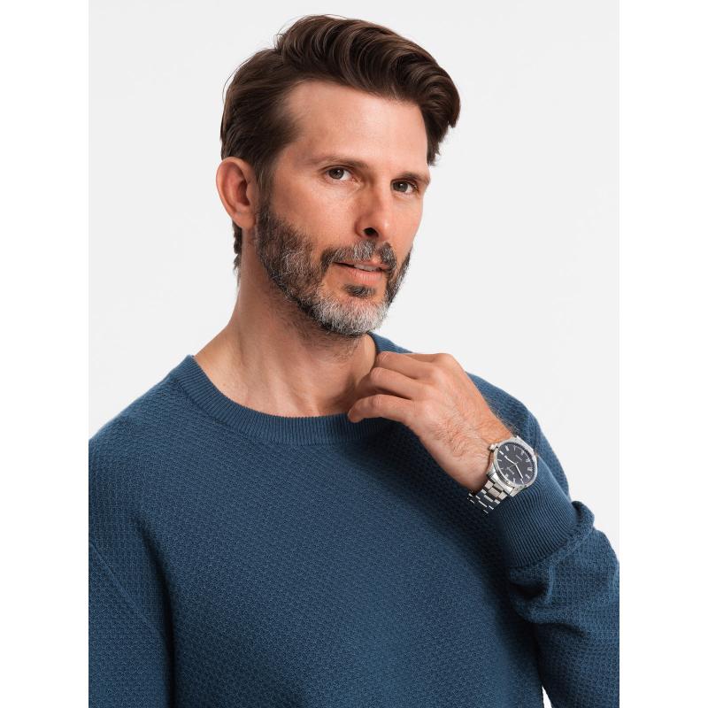 Pánský svetr RELAXED FIT z úpletu s kosočtvercovým vzorem – tmavě modrý V2 OM-SWSW-0110