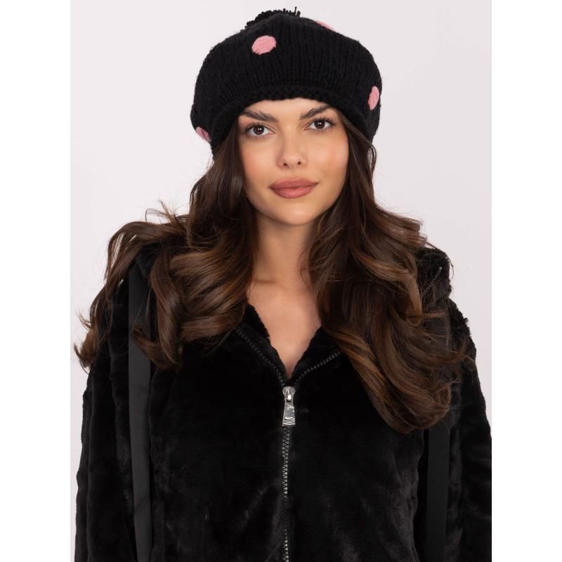 Fekete téli sapka pomponnal