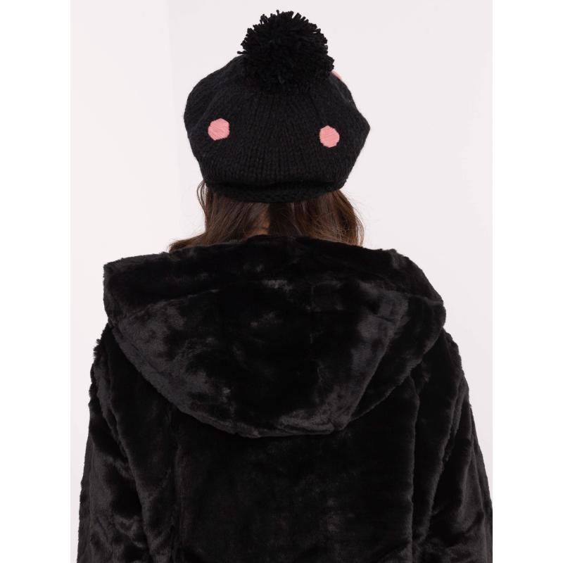 Fekete téli sapka pomponnal