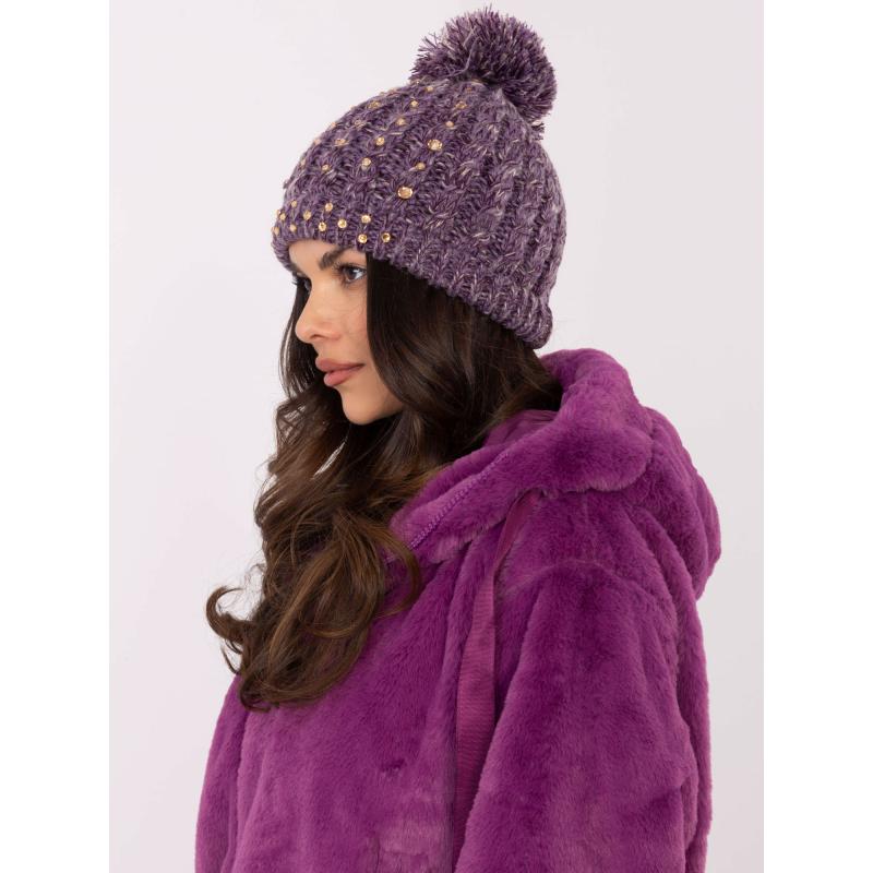 Fialová dámská čepice s aplikacemi