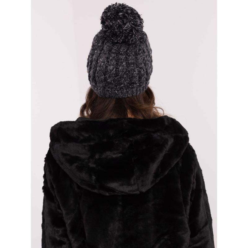 Fekete kötött női téli sapka