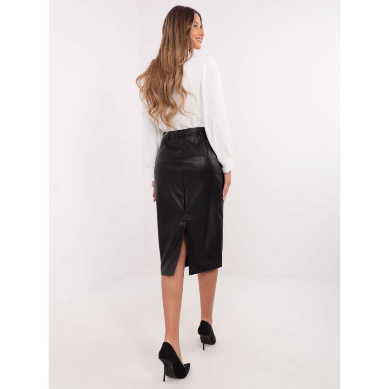 Černá midi sukně z ekokůže s kapsami