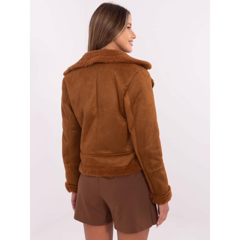 Světle hnědé krátké sako s lemováním z ovčí kůže