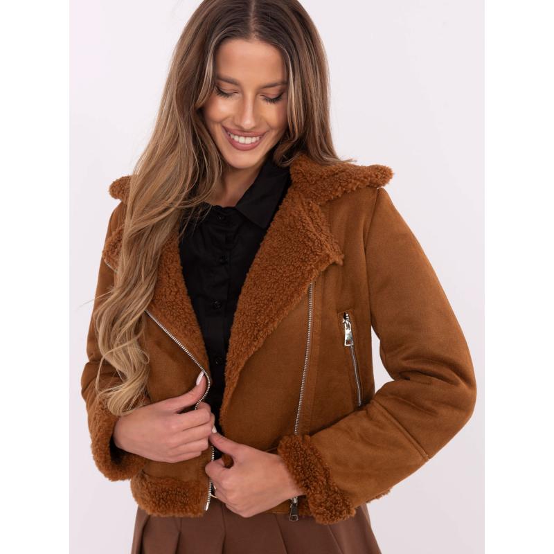 Světle hnědé krátké sako s lemováním z ovčí kůže