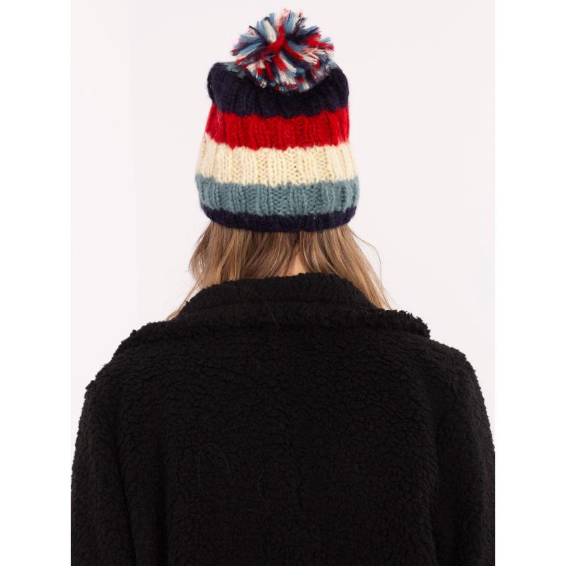 Červená a tmavě modrá pletená zimní čepice