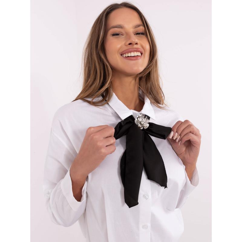 Bílá elegantní košile s ozdobným šátkem