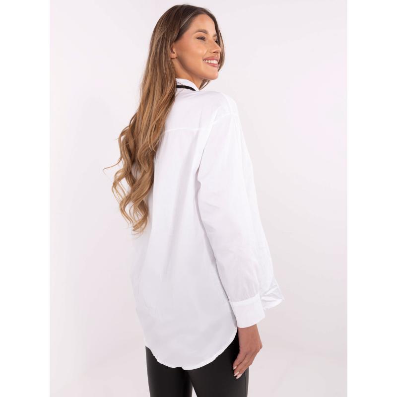 Bílá elegantní košile s ozdobným šátkem