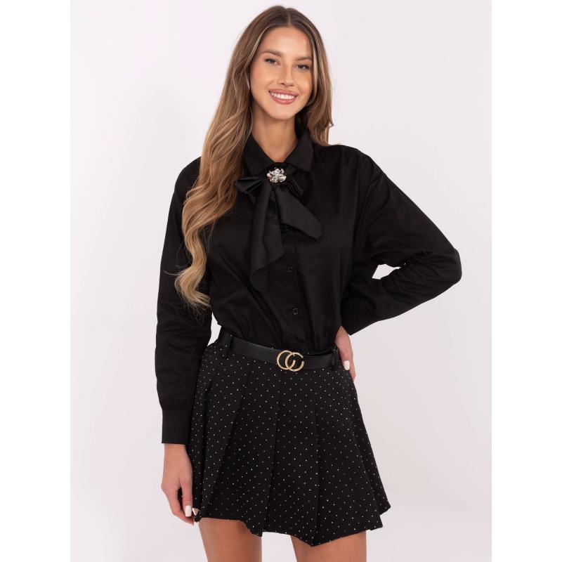 Čierna bavlnená košeľa s brošňou