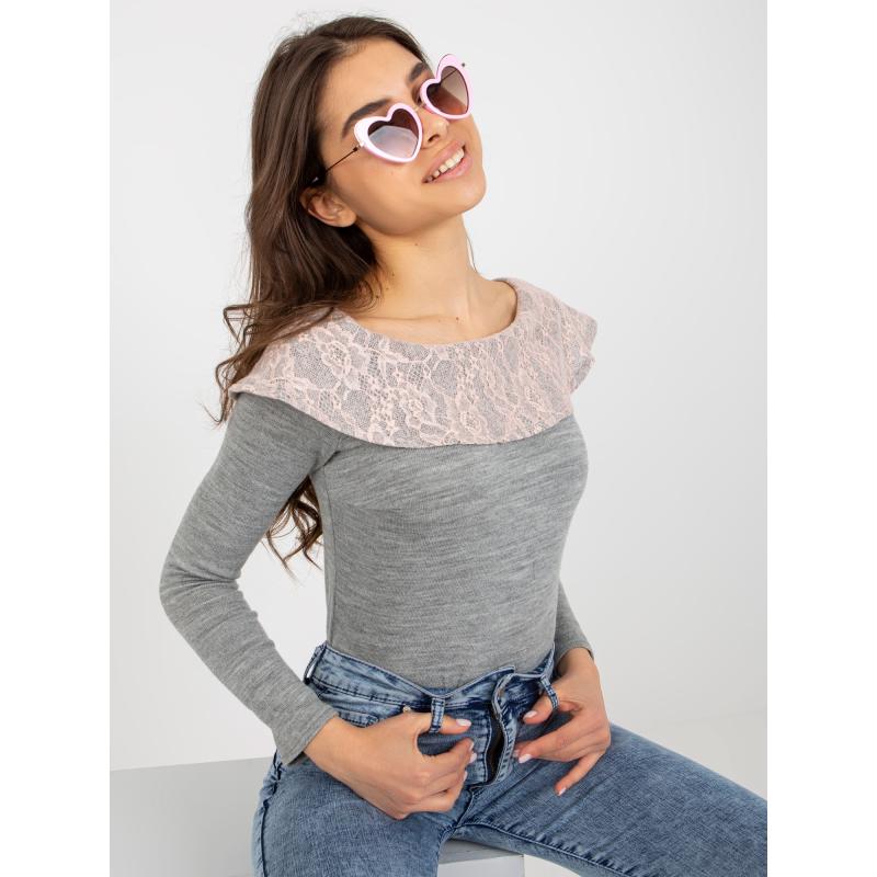 Szürke és világos rózsaszínű blúz csipkeszegéllyel