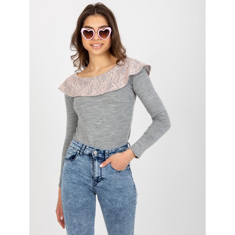 Szürke és világos rózsaszínű blúz csipkeszegéllyel