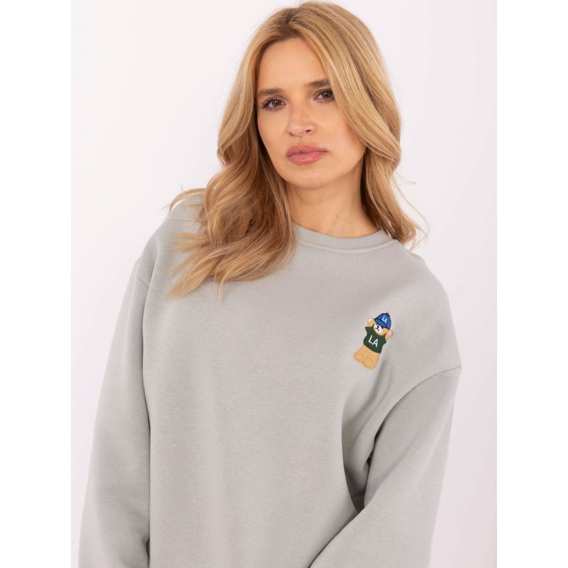 Světle šedá halenka nadměrné velikosti s nášivkou medvídka