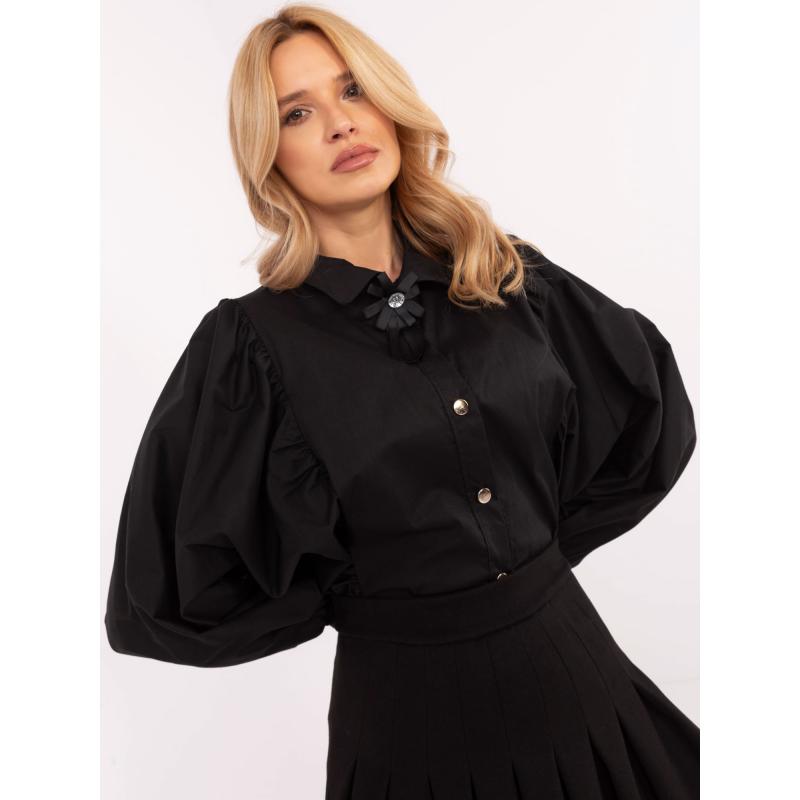 Černá elegantní dámská košile s odnímatelnou broží