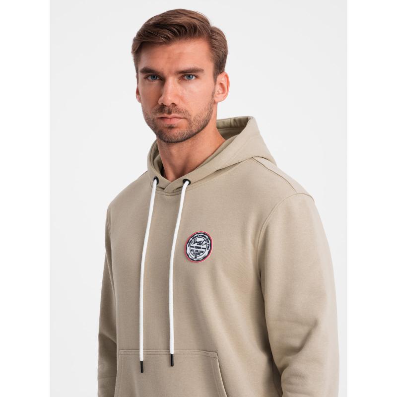 Pánska mikina bez kapucne s klokankou a nášivkou v univerzitnom štýle - piesková V3