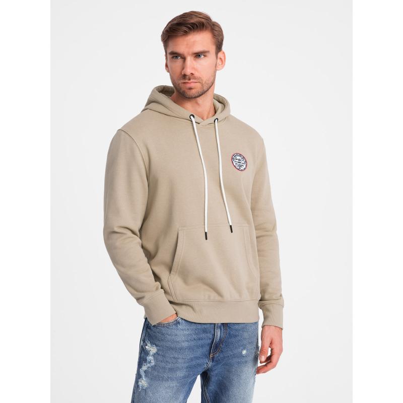 Pánska mikina bez kapucne s klokankou a nášivkou v univerzitnom štýle - piesková V3