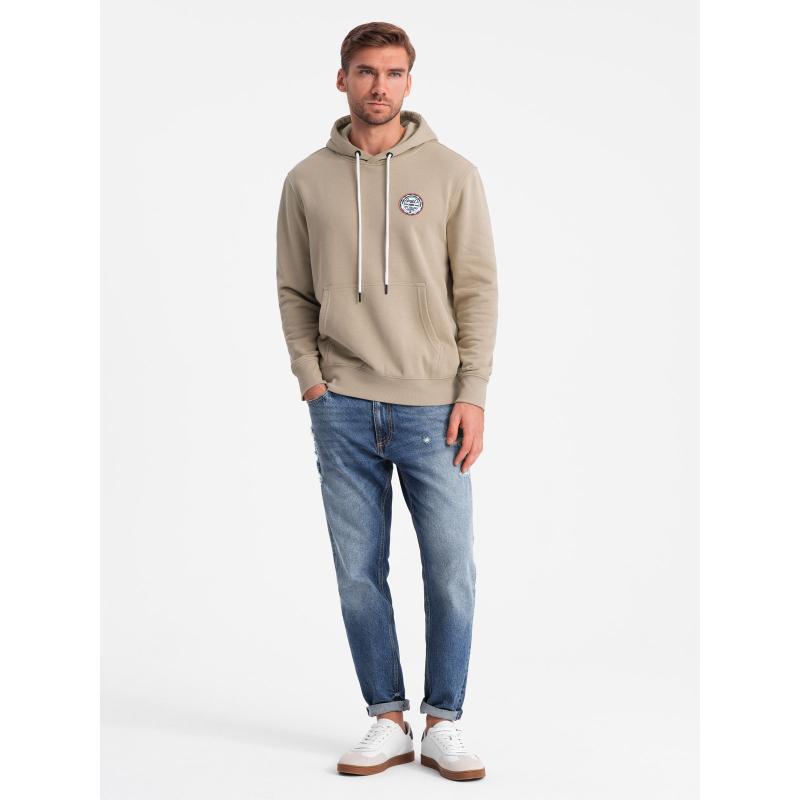 Pánska mikina bez kapucne s klokankou a nášivkou v univerzitnom štýle - piesková V3