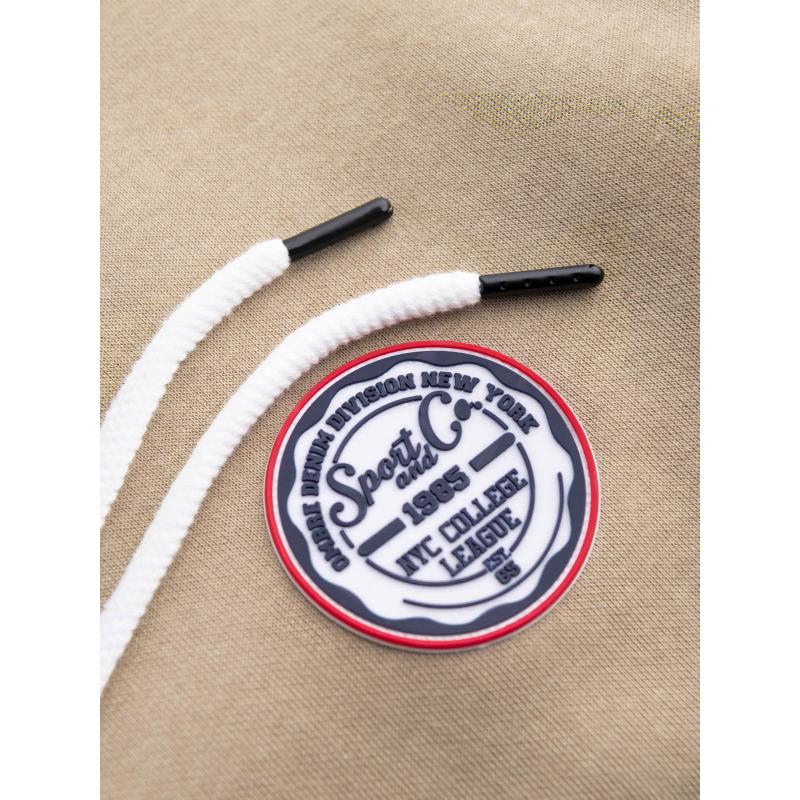 Pánska mikina bez kapucne s klokankou a nášivkou v univerzitnom štýle - piesková V3