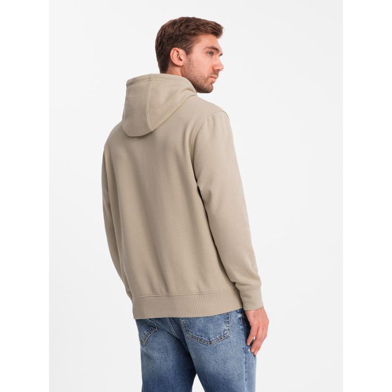 Pánska mikina bez kapucne s klokankou a nášivkou v univerzitnom štýle - piesková V3