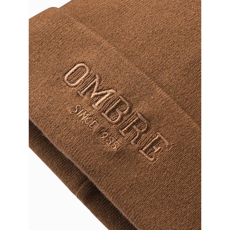 Férfi kötött sapka hímzett betűkkel - barna V4