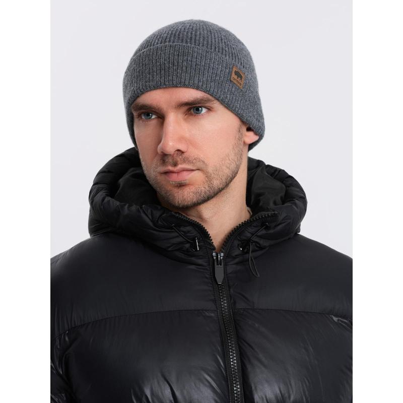 Pánska pletená čiapka s nášivkou - sivá melanž V2