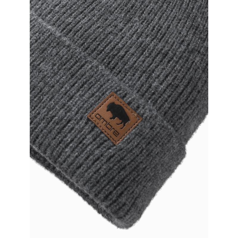 Pánska pletená čiapka s nášivkou - sivá melanž V2