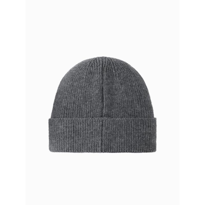 Pánska pletená čiapka s nášivkou - sivá melanž V2