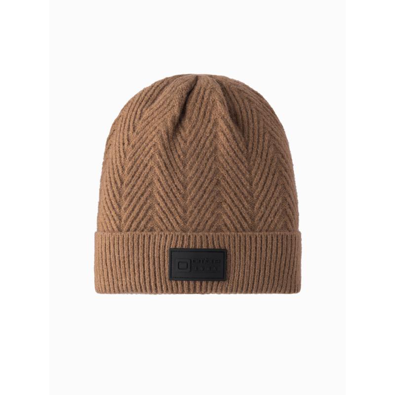 Pánska pletená čiapka so svetrovou väzbou a nášivkou - svetlohnedá V4