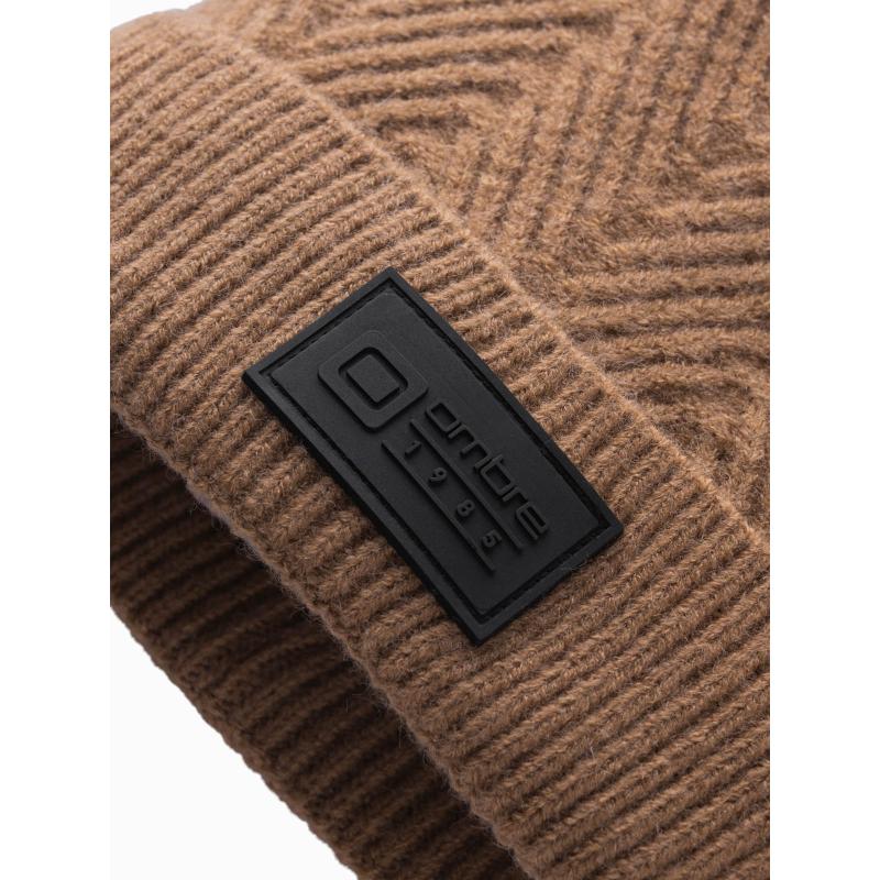 Pánska pletená čiapka so svetrovou väzbou a nášivkou - svetlohnedá V4