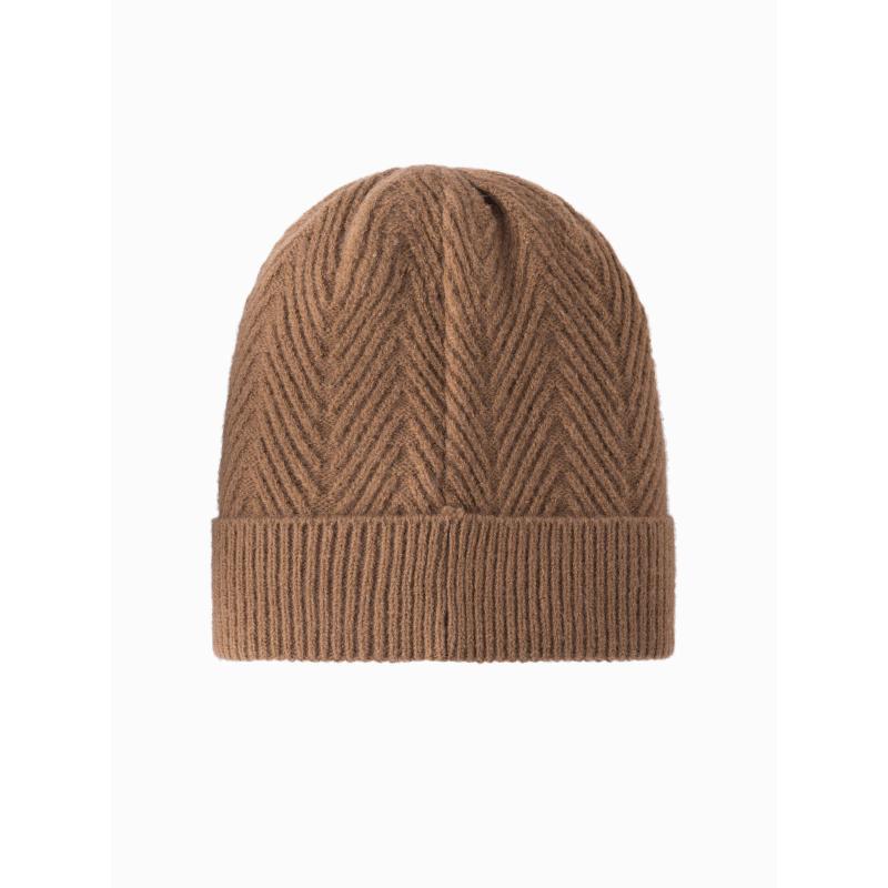 Pánska pletená čiapka so svetrovou väzbou a nášivkou - svetlohnedá V4