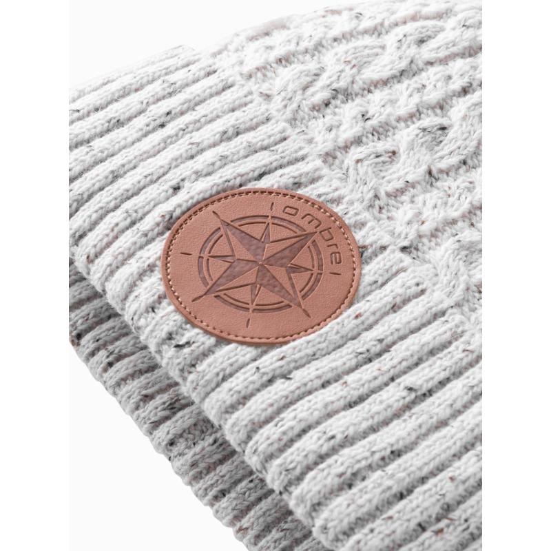 Férfi kötött sapka kerek dombornyomásos applikációval - tört fehér V3