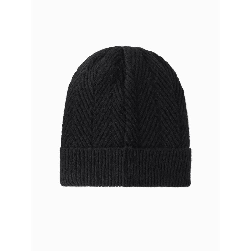 Pánska pletená čiapka so svetrovou nášivkou - čierna V1