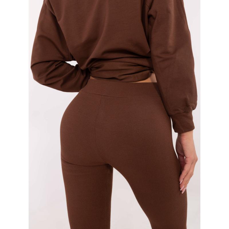 Barna szabadidőruha túlméretezett pulóverrel