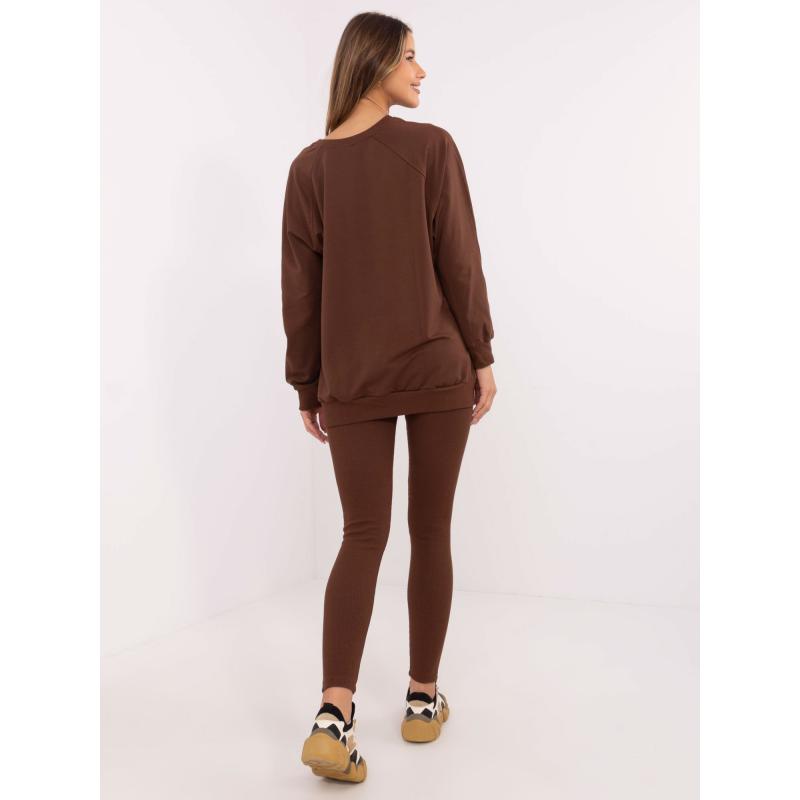 Barna szabadidőruha túlméretezett pulóverrel