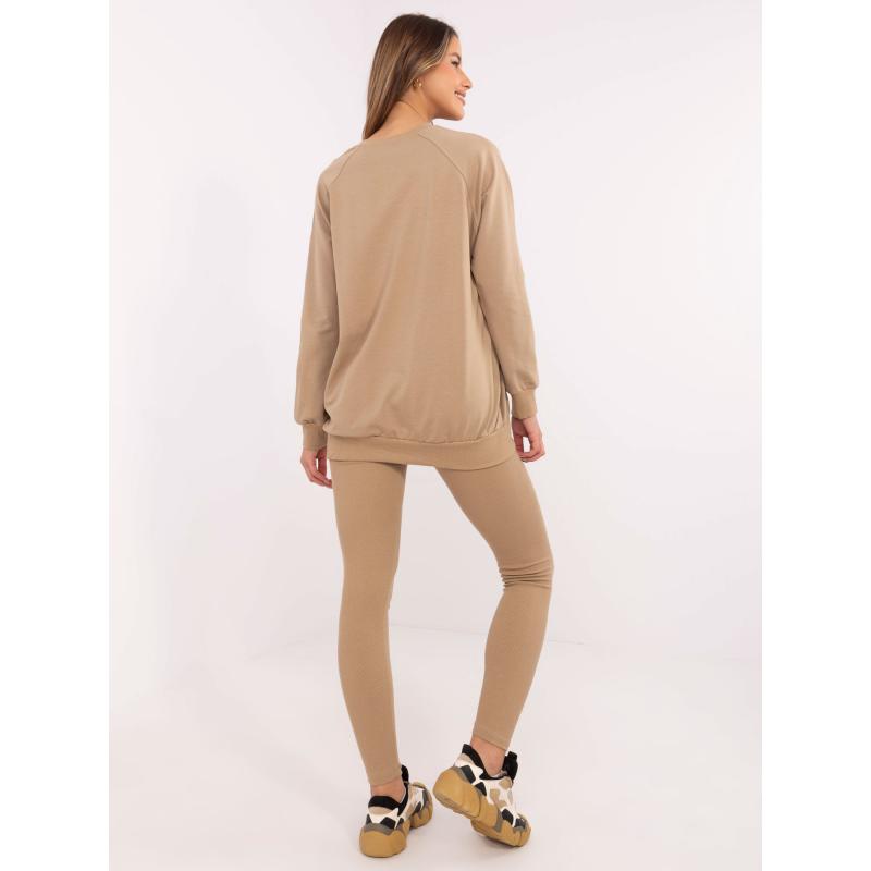 Tmavě béžová souprava s pruhovanými legínami